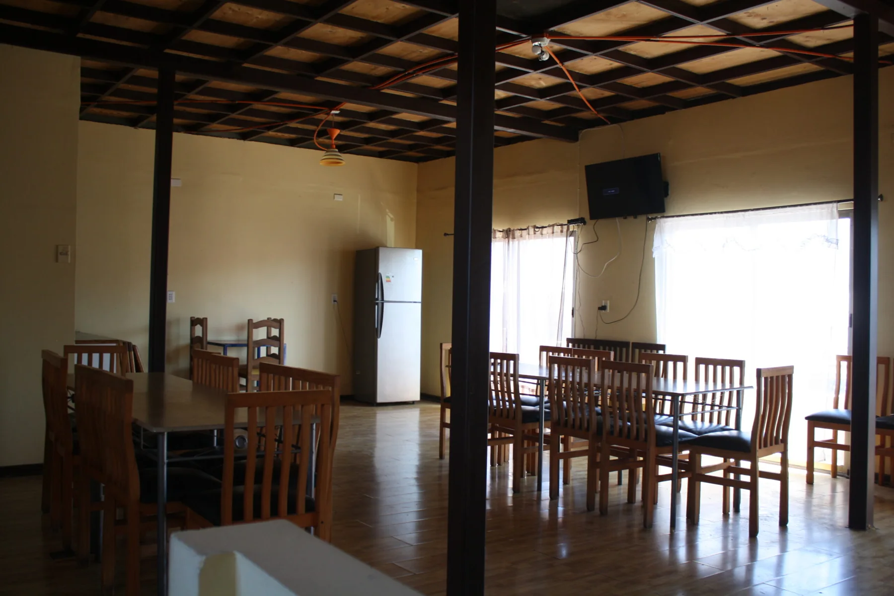 Comedor del hostal Desierto Florido