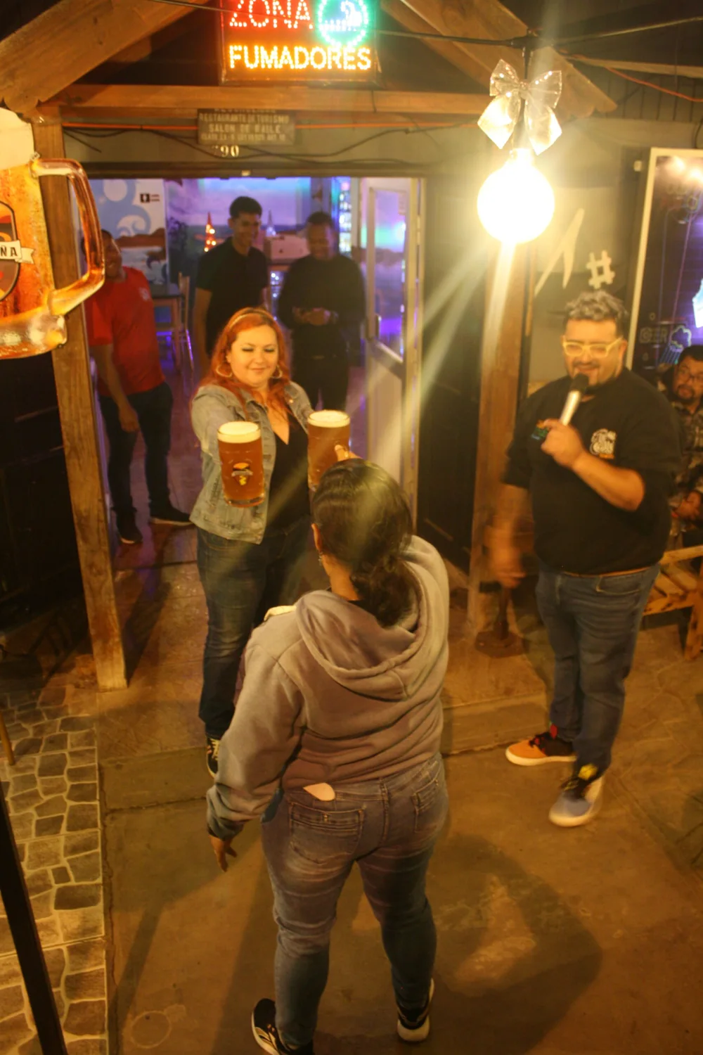 Cantantes y público compartiendo una noche de música en La Calle